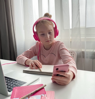 Kid with headphone